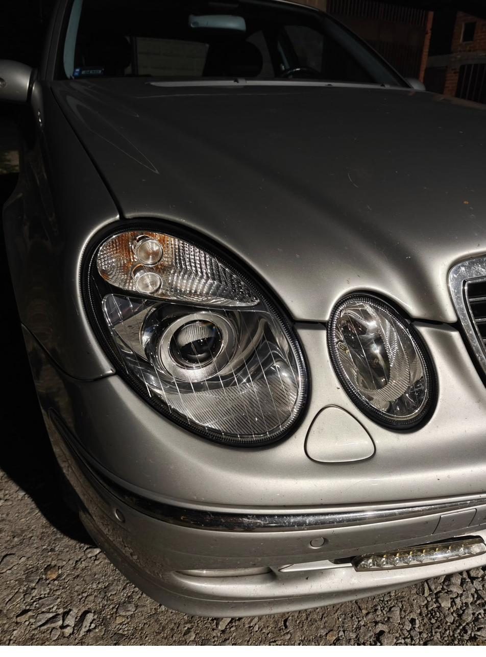 Reflektor Mercedes W211 po regeneracji — czysty i przejrzysty klosz