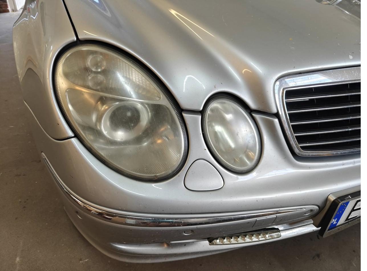 Reflektor Mercedes W211 przed regeneracją — zmatowiały i pożółkły klosz